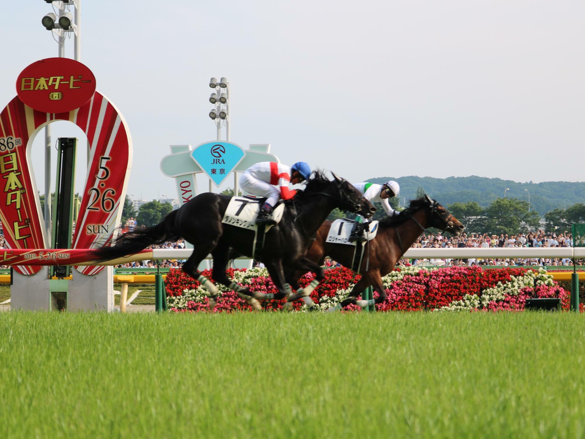 ゴールの瞬間、勝ったか否か半信半疑だった浜中騎手（内の白帽）はすぐ近くにいた戸崎圭太騎手（青帽）に声をかけた