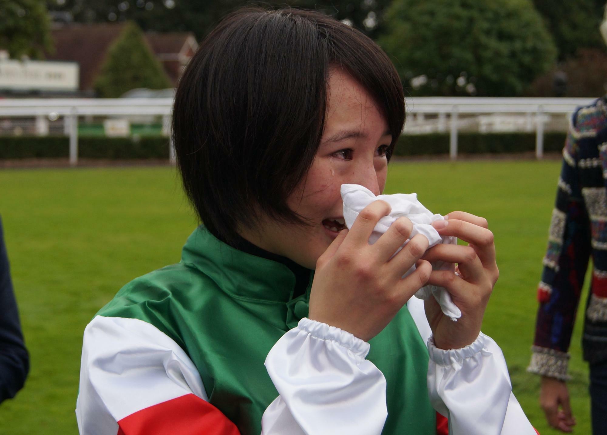 16年、初の海外遠征は騎乗予定の馬がパドックで転倒して放馬。取り消しとなり涙を流した