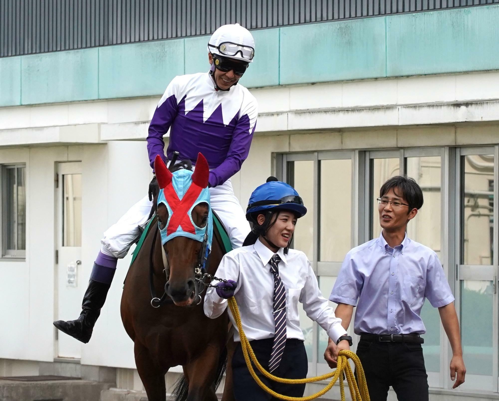 パドックでの武豊騎手と大内紗南厩務員。右は松浦聡志調教師