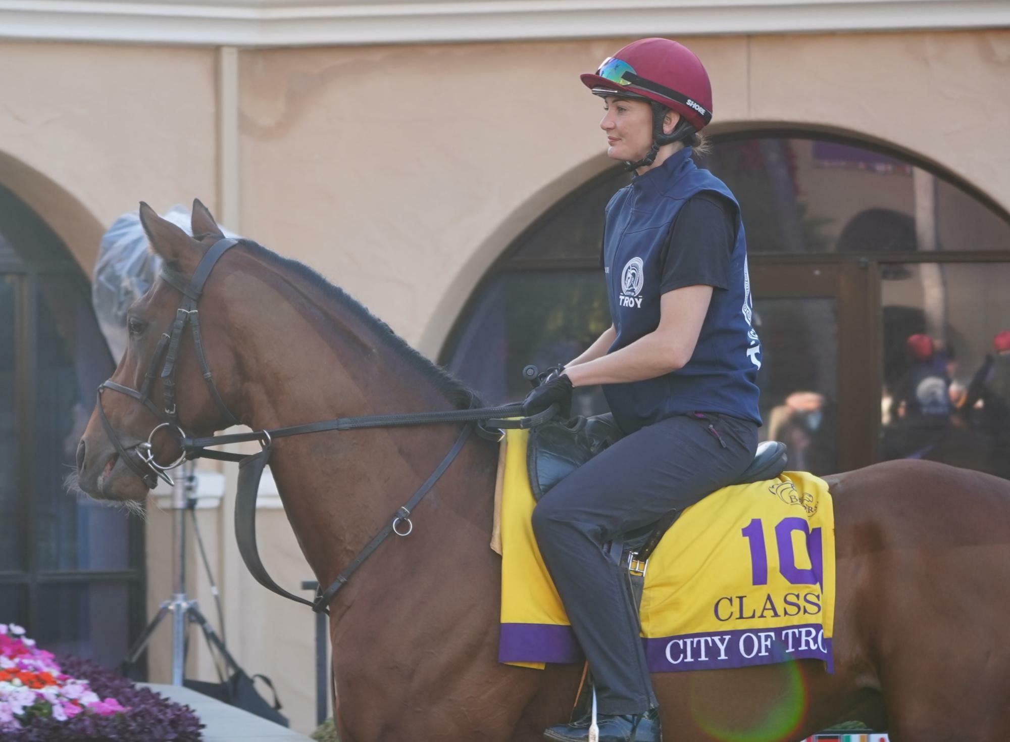 シティオブトロイに跨るレイチェル・リチャードソン攻め馬手