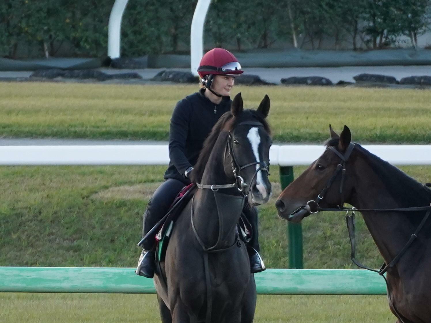 19日朝、東京競馬場でオーギュストロダンの調教に騎乗するレイチェル・リチャードソン攻め馬手