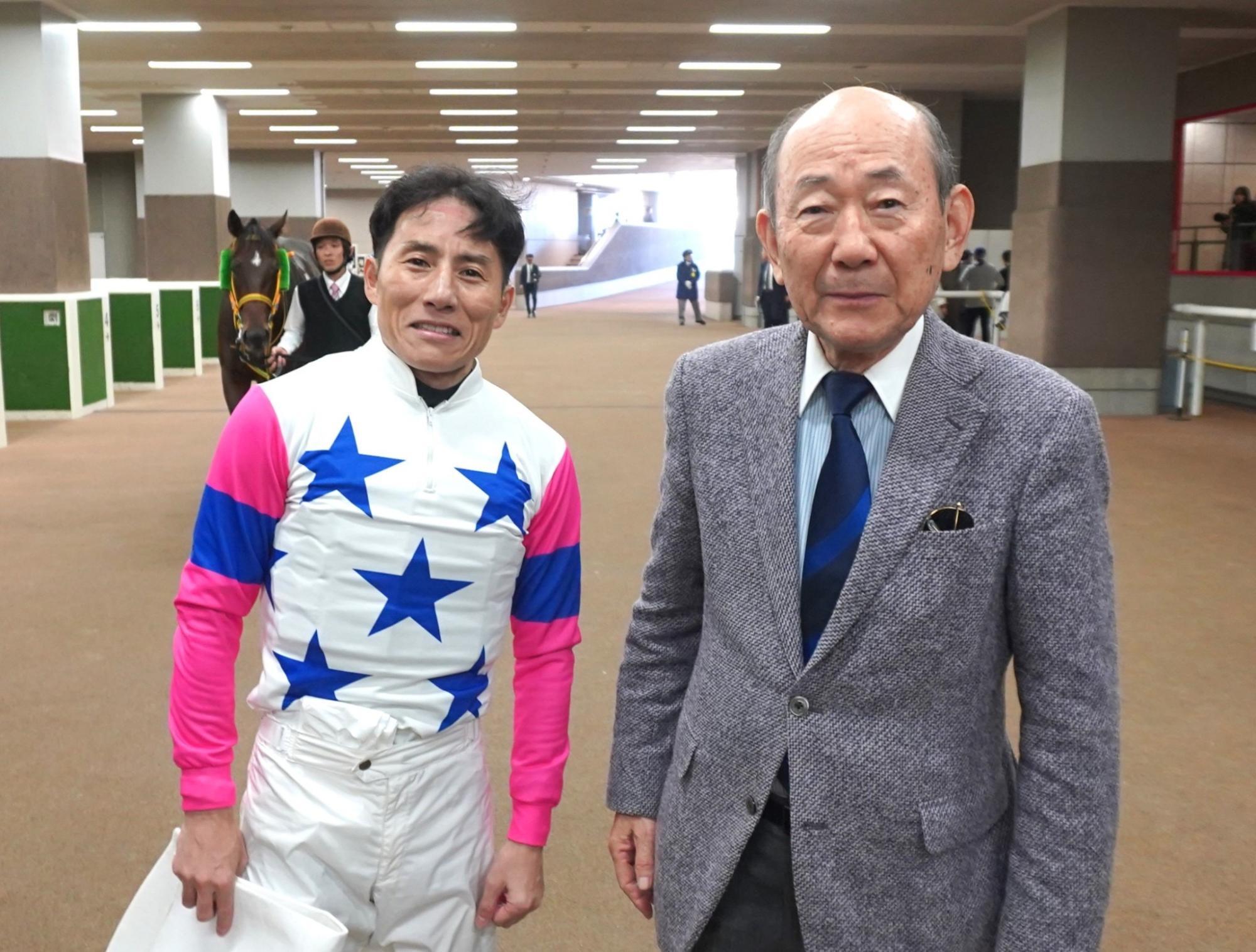 吉田豊騎手と大久保洋吉元調教師。後方に小さくピュアキアンの姿も見える