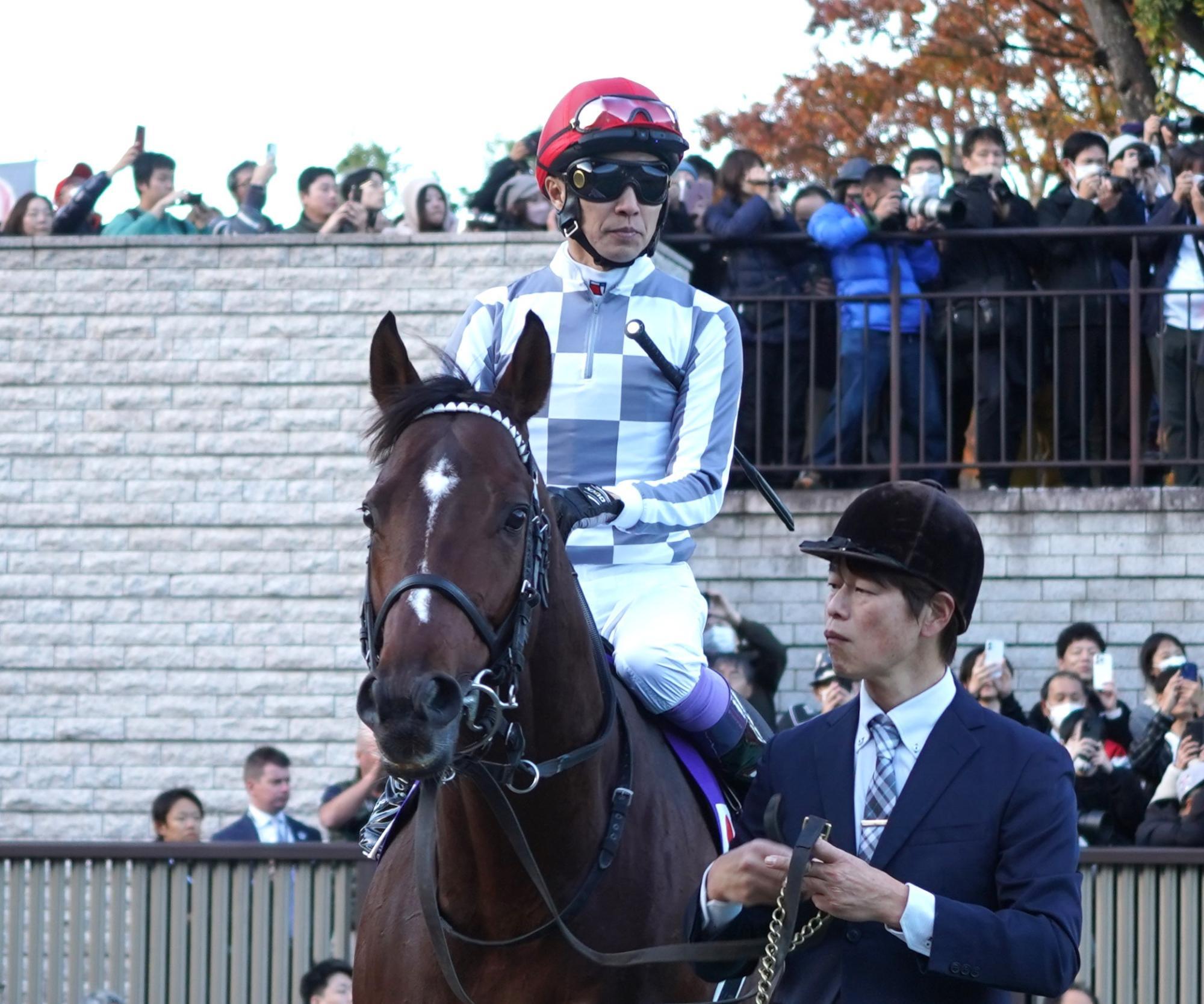 1番人気が予想されるドウデュースと武豊騎手のコンビ