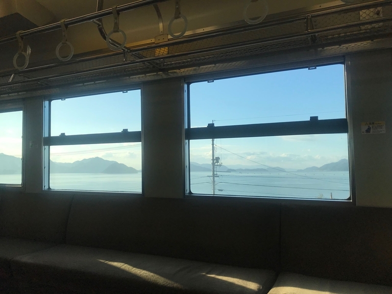瀬戸内海の海沿いを走る呉線の美しい車窓からの景色　撮影／佐藤智子