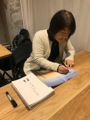 「ありがとうございました」とパンフレットに直筆のサインを　撮影／佐藤智子
