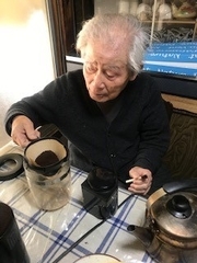 豆から挽いて飲むお父さんこだわりのコーヒーは、長年、「海軍さんの珈琲」（昴珈琲店、戦艦大和のコーヒーとして有名）がお気に入り　撮影／佐藤智子