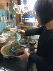 料理上手な信友監督。実家で作るこの日のメニューは、地元名産の牡蠣が入ったうどん　撮影／佐藤智子