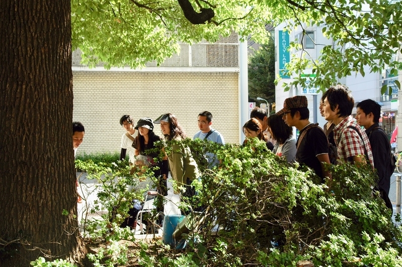 丁寧な説明に興味深く聞き入るガイドツアーの参加者たち。ツアー後に著書のサインを求められることも多い　撮影／Minako Yoshida