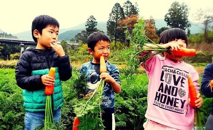 とれたてのオーガニック野菜を美味しそうに頬張る子どもたち（写真提供／いただきます事務局）