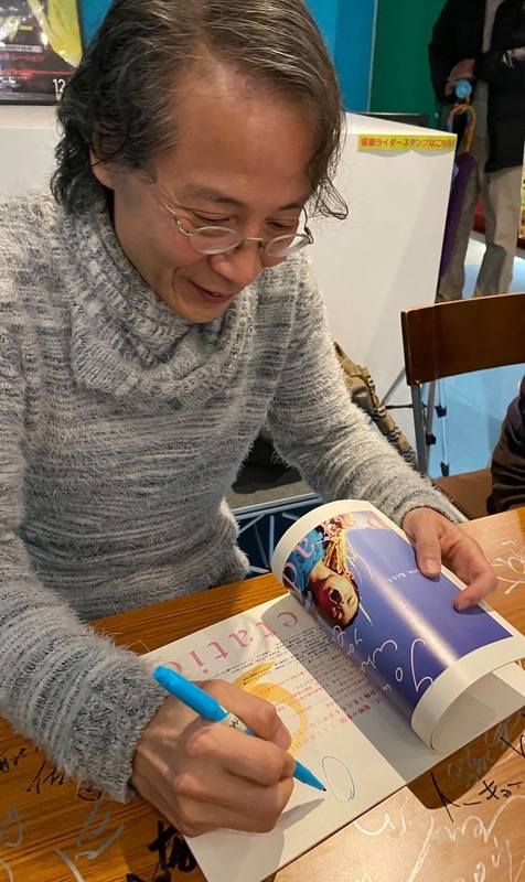上映後のサイン会で、一人ずつ丁寧に話しながらサインを(アップリンク吉祥寺にて)(撮影/佐藤智子)