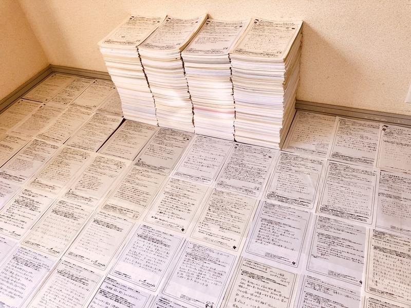 前作『みそをつくる子どもたち』で寄せられた紙面にびっしり書かれた感想の山(写真提供/いただきます事務局)