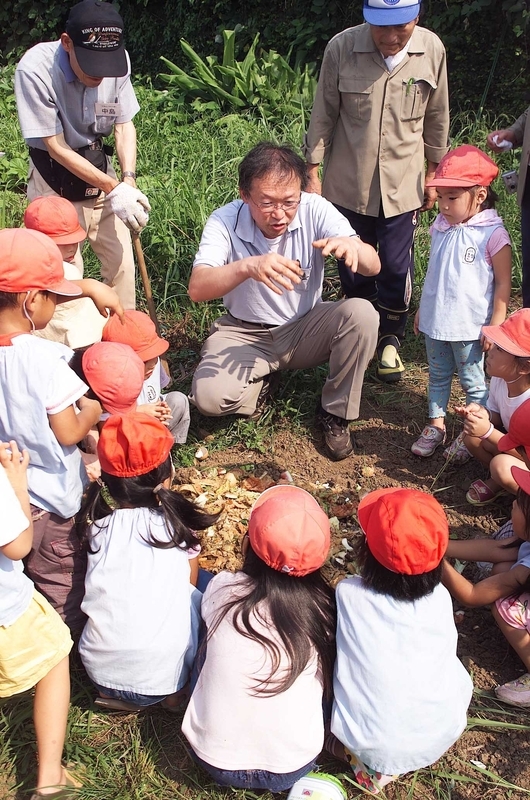 純粋な子どもたちは土作りを通して多くのことを学ぶ（写真提供／吉田俊道）