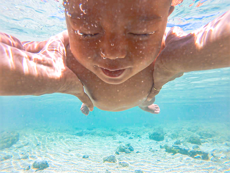 「次世代の子どもたちへつなげていきたい」。息子さんともに海に入るダイスケさん（写真提供／Dolphin Eyes）