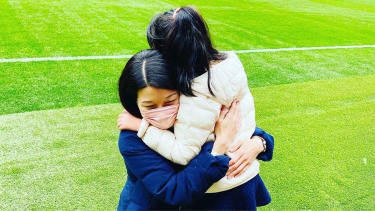 上田結華ちゃんを抱きしめる母・恵さん。結華ちゃんが歩くたびに、周囲には笑顔が溢れた。写真提供:一般社団法人 You-Do協会