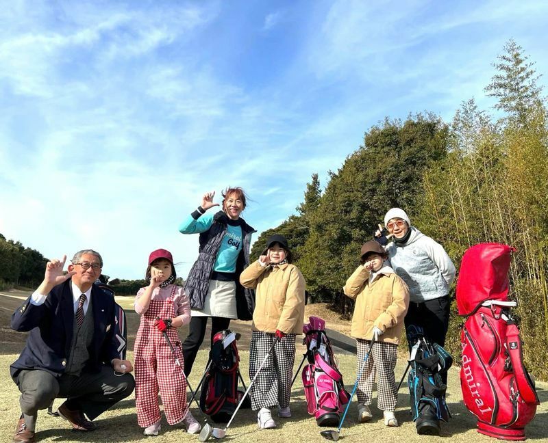 プロゴルファーの中嶋千尋さんは、オンラインイベントで交流を深めた子どもたちをゴルフ体験に招待した。