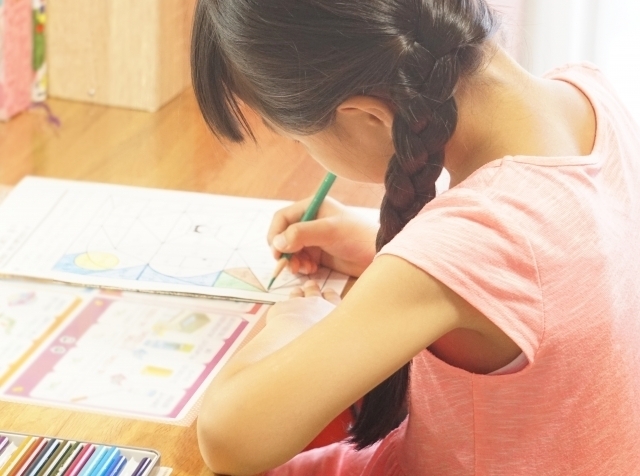 (子どもたちの学びの機会をどう守るか:写真素材photo AC)