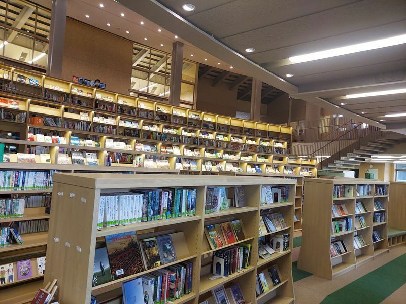 軽井沢風越学園の図書館（筆者撮影）、図書館のなかに学校があるというイメージに近い