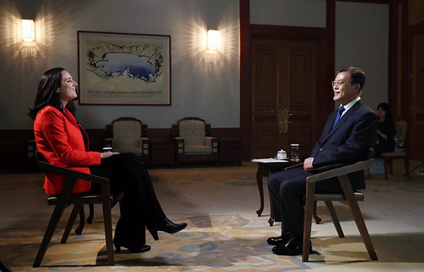 米CNNとインタビューを行う文在寅大統領。写真は青瓦台提供。