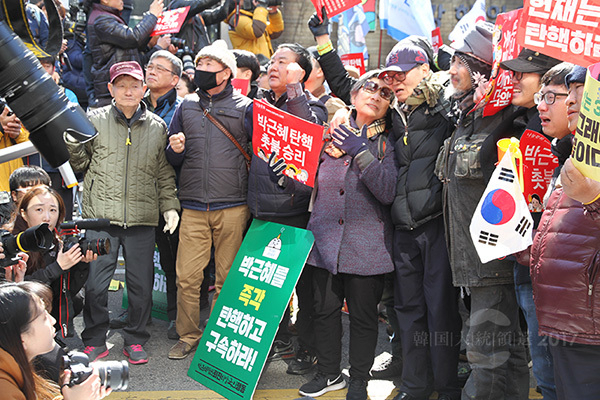 今年3月10日、朴槿恵大統領の罷免決定直後の市民たち。安堵の表情だ。筆者撮影。