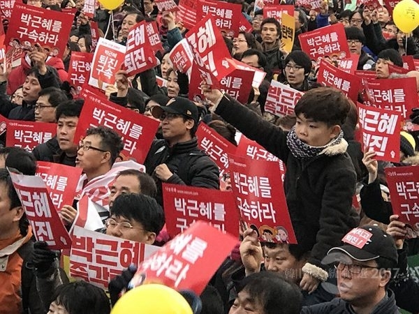 朴槿恵大統領の退陣を求め「ろうそくデモ」を行う韓国市民。昨年12月筆者撮影。