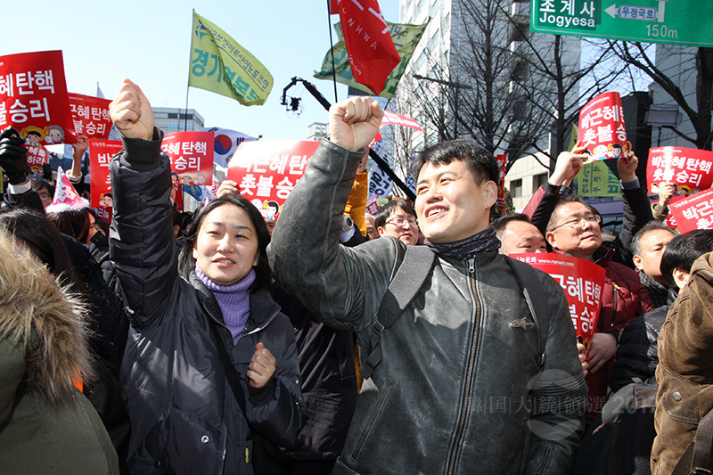 朴槿恵大統領罷免直後の市民の様子。笑顔があふれた。今年3月10日、筆者撮影。