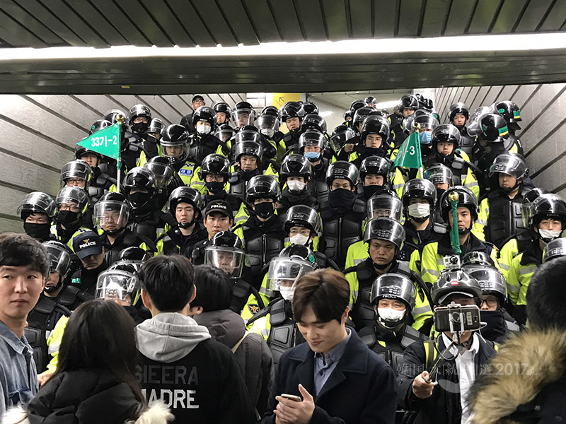 大統領官邸へと向かう地下鉄の出口を封鎖する完全武装の警察。昨年11月筆者撮影。