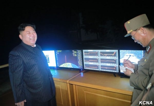 今年7月28日、7月で2度めとなるICBM（大陸間弾道ミサイル）発射実験を視察する金正恩朝鮮労働党委員長。笑顔がこぼれる。写真は朝鮮中央通信から。