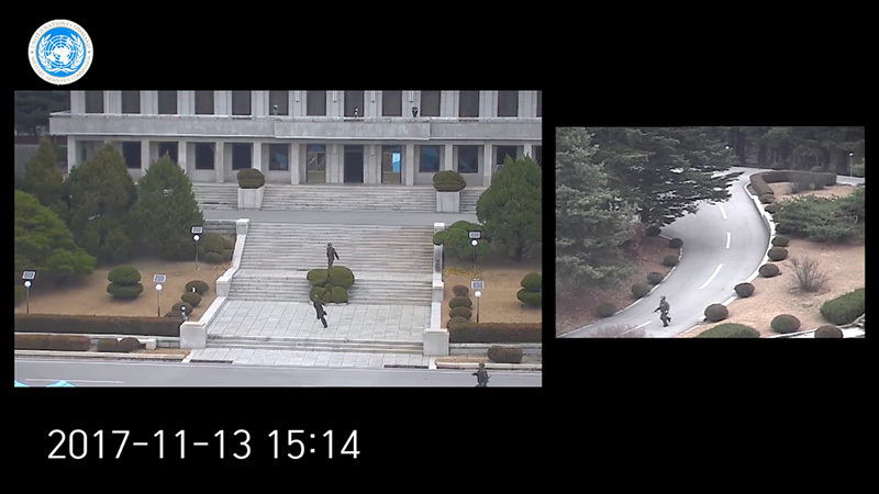 同時に板門閣（北朝鮮側の建物）から慌てて飛び出してくる兵士たち。緊迫した様子が伝わる。
