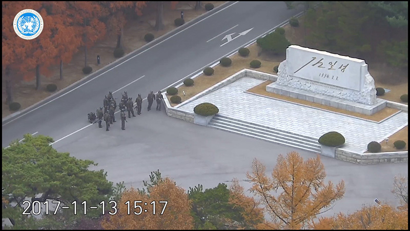 事件後に金日成碑の近くに集まる北朝鮮兵士たち。
