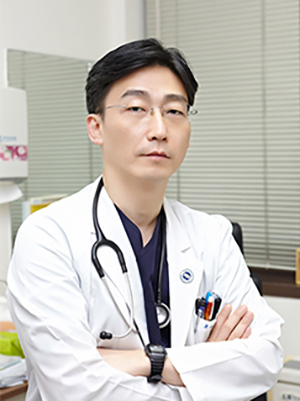 京畿道の圏域外傷センターが置かれる亜洲大学病院の重症外傷センター長を務めるイ・グクチョン教授。写真は亜洲大病院のHPより。