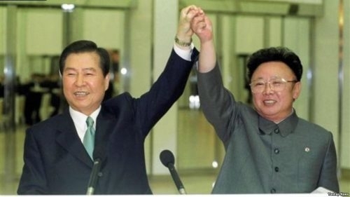 2000年6月13日から15日にかけて、韓国の金大中（キム・デジュン）大統領と朝鮮民主主義人民共和国の金正日（キム・ジョンイル）国防委員長は、平壌で歴史的な首脳会談を行った。