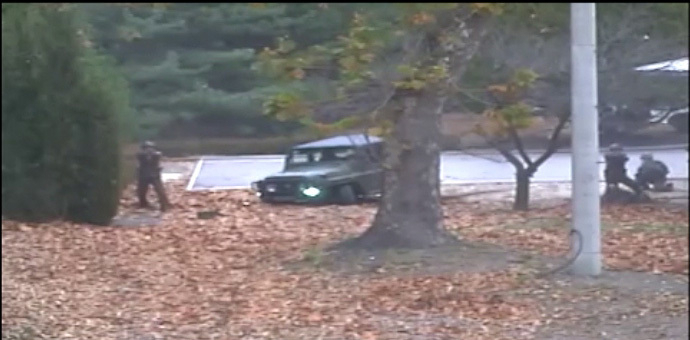 国連軍が公開した、今月13日にJSAで起きた北朝鮮兵士帰順（亡命）事件の映像。南側に逃げるオ氏を狙う北朝鮮兵士４人。数十発を一斉に発射し、うち5発がオ氏に命中した。