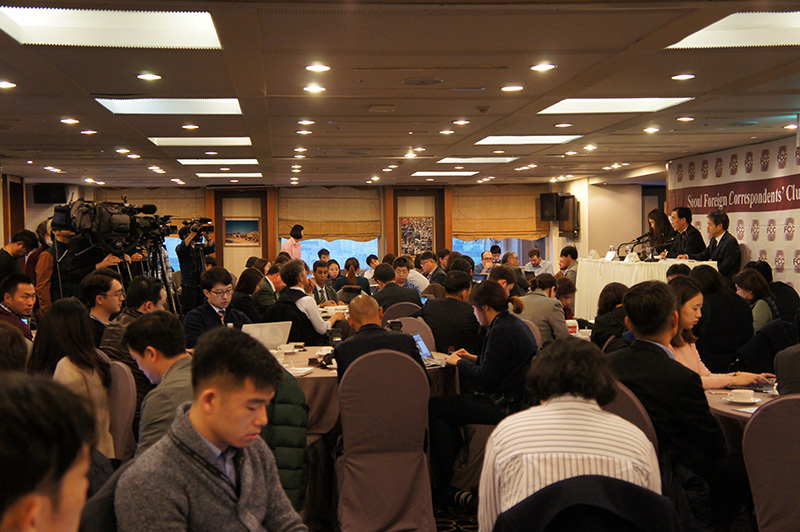 統一部長官の会見ということもあり、会場には100人余りの記者が詰めかけた。日本のメディアの姿も多く見られた。李真煕撮影。