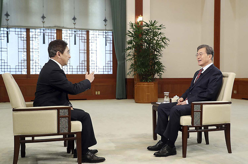 中国国営テレビCCTVのインタビューに応じる文在寅大統領（右）。写真は青瓦台提供。