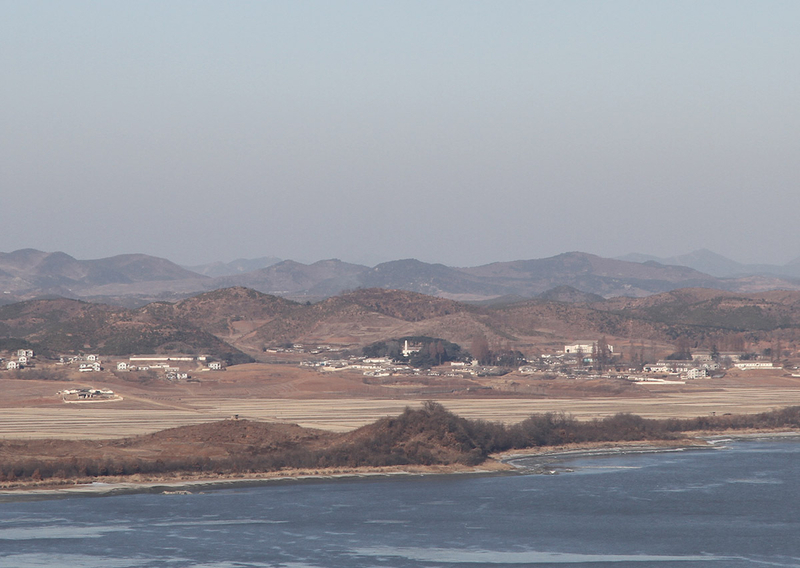 烏頭山展望台から臨む北朝鮮の黄海北海・開豊（ケプン）郡。展望台からの直線距離は2キロに満たない。手前の河は臨津江。12月、徐台教撮影。