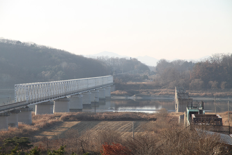 臨津江にかかる都羅山駅へと続く鉄橋。右は朝鮮戦争中に落ちた橋だ。臨津閣展望台からの風景。訪問当時、「イムジン河」の歌詞にあるように水鳥が優雅に南北を行き来していた。11月26日、徐台教撮影。