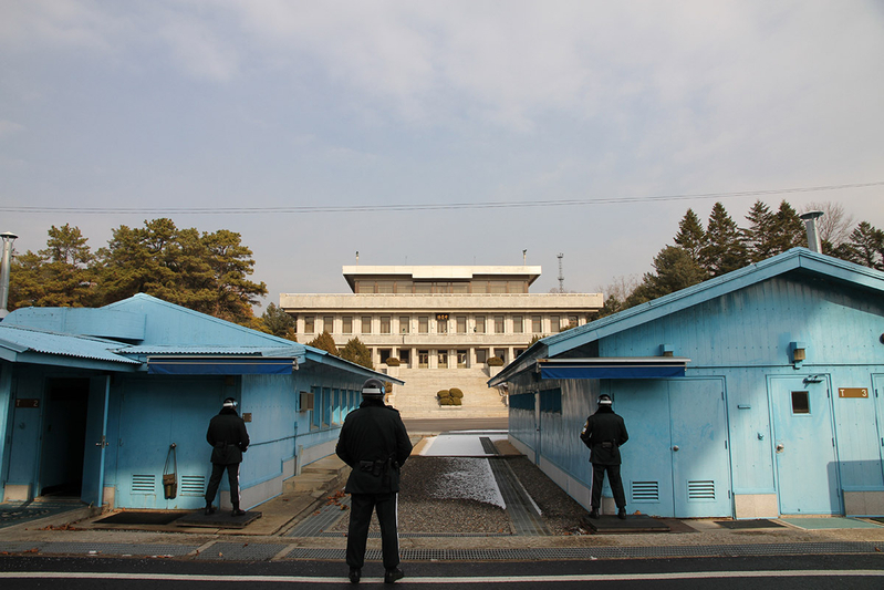 板門店。正面に見える白い建物は、北朝鮮が管理する建物・板門閣だ。上の写真、水色の建物の間を横切る細長い縁石のようなものが、南北を分ける軍事境界線（MDl）だ。12月6日、徐台教撮影。