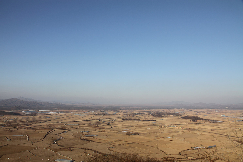 鉄原郡のはずれにある標高362メートルの所伊（ソイ）山の山頂からは、鉄原平野とその先の北朝鮮の平康（ピョンガン）高原が一望できる。12月7日、徐台教撮影。