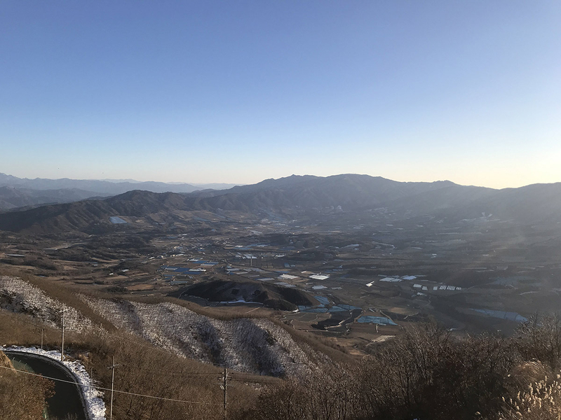 付近の高台にある乙支展望台側から見たパンチボウル。1000メートル級の山に囲まれている。振り向けば北朝鮮側の大パノラマが広がるが、こちらは安保上の理由で撮影は許可されなかった。12月5日、李真煕撮影。