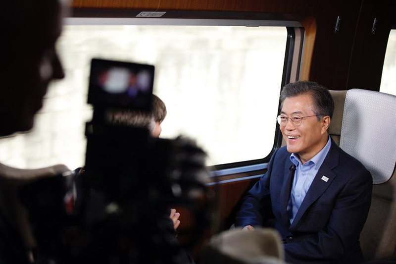 2017年12月19日、米メディアNBCのインタビューに応じる文在寅大統領。この日はじめて米国に対し「2月から始まる米韓合同訓練の延期」を提案したことを明らかにした。写真は青瓦台提供。