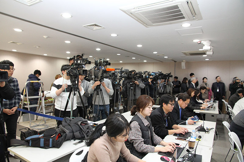 会見にはたくさんの報道陣が詰めかけ、韓国社会の関心の高さを示した。1月2日、筆者撮影。