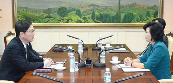 2013年6月9日と10日に行われた南北当局間実務会議で韓国側代表を務めた千海成統一部統一政策室長（当時）。右は北朝鮮の金聖恵（キム・ソンヘ）祖国平和統一委員会部長。統一部ホームページより引用。