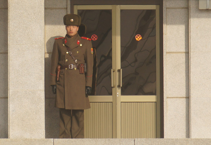 南北会談が行われる板門店。北側の建物「板門閣」を守る北朝鮮兵士。2017年12月李真煕撮影。