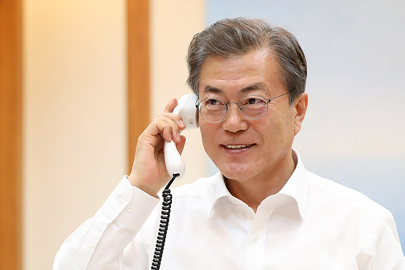 1月4日、米国のトランプ大統領と電話会談を行う韓国の文在寅（ムン・ジェイン）大統領。この場で平昌五輪期間中に米韓合同軍事訓練を行わないことに双方が合意した。また「米国は100％韓国を支持する」とも。