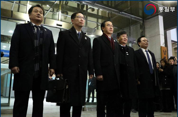 会談に臨む韓国側代表。左から二人目が千海成統一部次官。