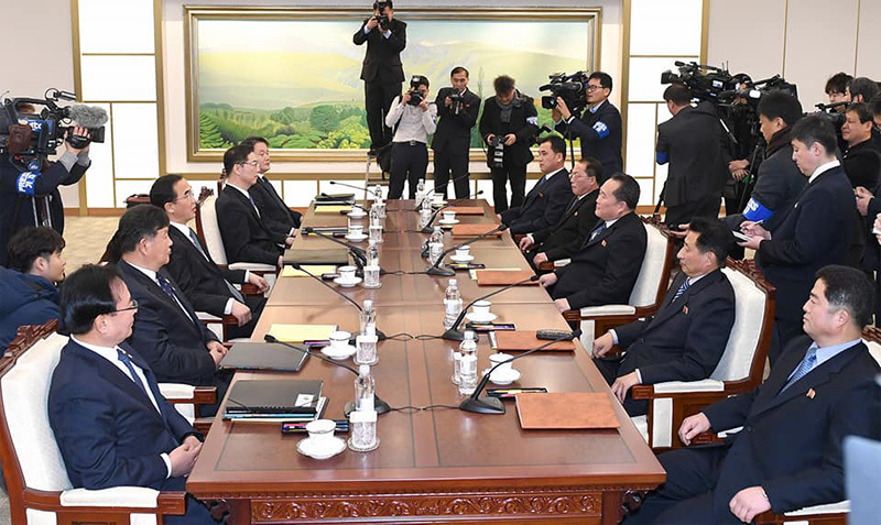会談に臨む南北代表。右側の中央が北朝鮮の李善権（リ・ソングォン）首席代表。
