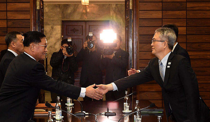15日、南北実務接触の終結会議後に握手する南北首席代表。クォン・ヒョクポン文科省芸術公演運営局局長（左）と、李宇盛（イ・ウソン）韓国側首席代表。写真は統一部提供。