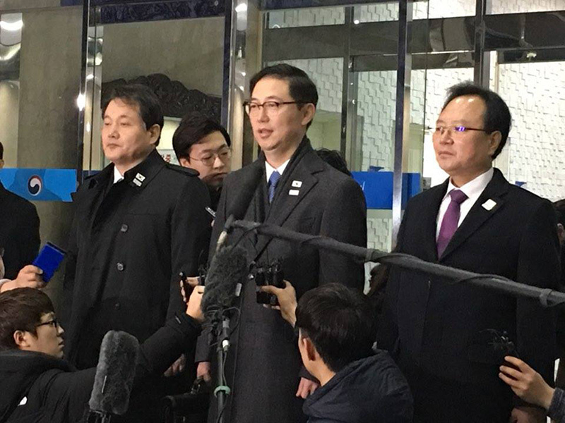 17日の南北実務会談で韓国側の首席代表を務めた千海成（チョン・ヘソン）統一部次官（中央）。この日、出発前に「平昌五輪が朝鮮半島に平和が定着するきっかけになるようにする」と抱負を語った。写真は統一部提供