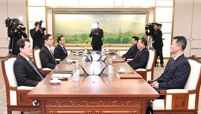 会談に臨む南北代表団。左が韓国、右が北朝鮮だ。それぞれ中央に座っているのが、韓国側の千海成統一部次官と、北朝鮮側のチョン・ジョンス祖国平和統一委員会副委員長だ。写真は統一部提供。