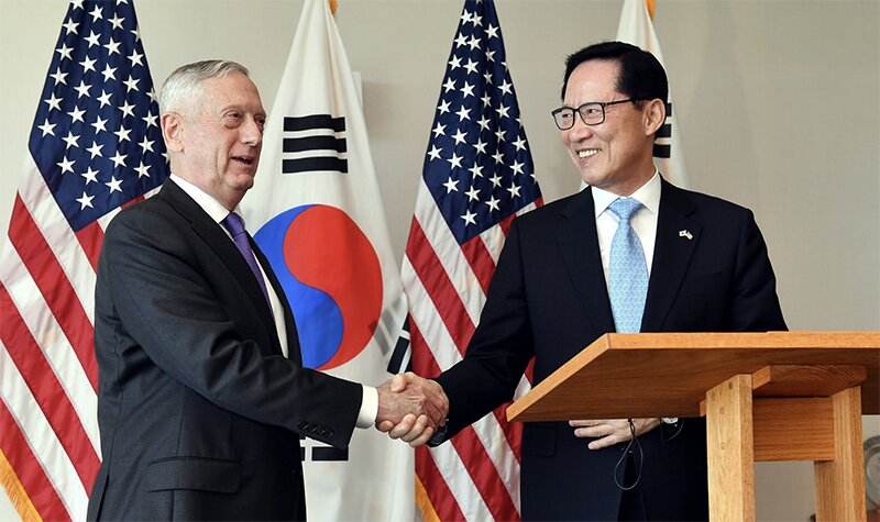 現地時間26日、ハワイで米韓国防長官会談を行った米国のマティス国防長官（左）と、韓国の宋永武（ソン・ヨンム）国防長官。写真は国防部提供。